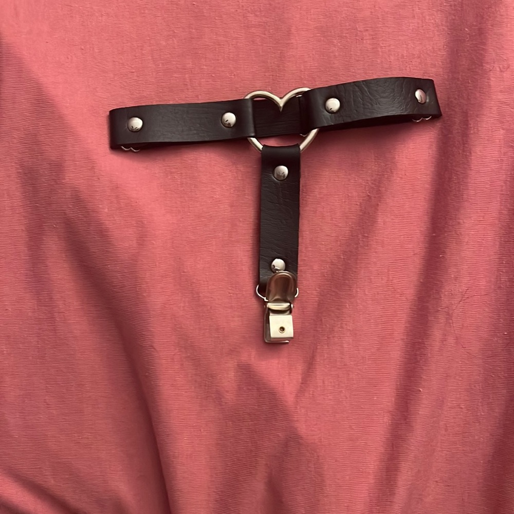 Heart thigh choker thingy idek 😭